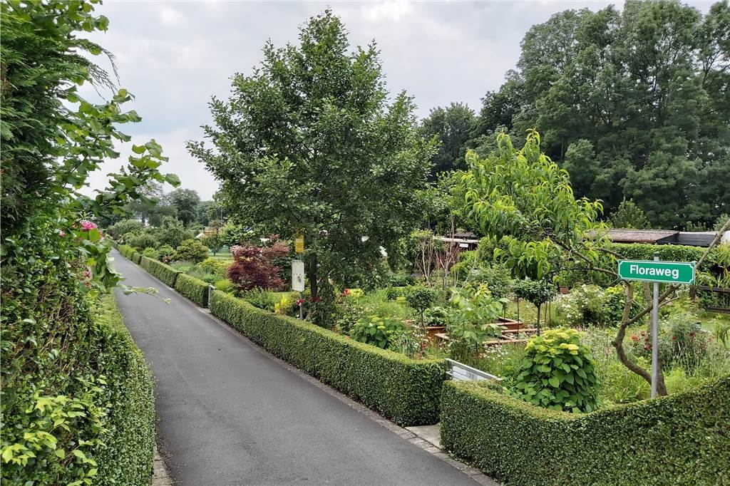 Raub in der idyllischen Gartenstadt: Schock in der Nachbarschaft am Tag danach Unweit der Kleingartensiedlung in der Dortmunder Gartenstadt hat sich am Donnerstag (24.6.) ein schwerer Raub ereignet. Die Polizei fahndet noch nach den Tätern.