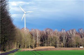Unweit der Münsterstraße hat jetzt die Vorbereitung für den Bau der fünf  BayWa r.e. Windenergieanlagen durch die Firma Tiefbau Arning aus Steinfurt begonnen.
Da wo sich das alte Windrad noch dreht, wird die Firma SL-Naturenergie aus Gladbeck ein einzelnes Windrad erstellen. An den drei Standorten der Windenergie Haltern ist man schon weiter.