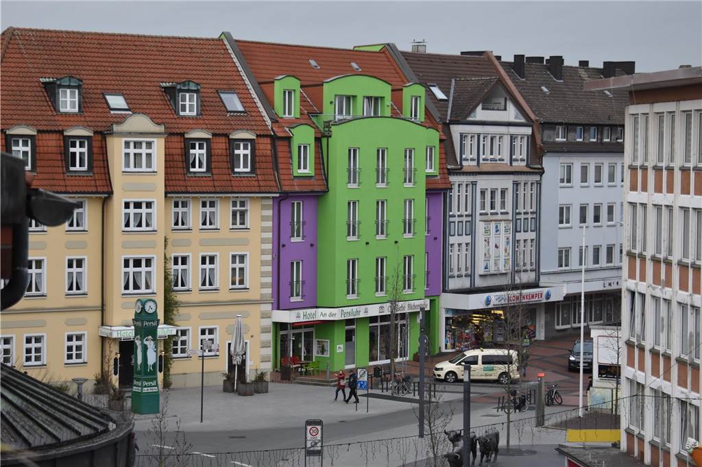 Freies Ladenlokal in der City: Vielfältige Nutzung auf großer Fläche Blick auf die Persiluhr