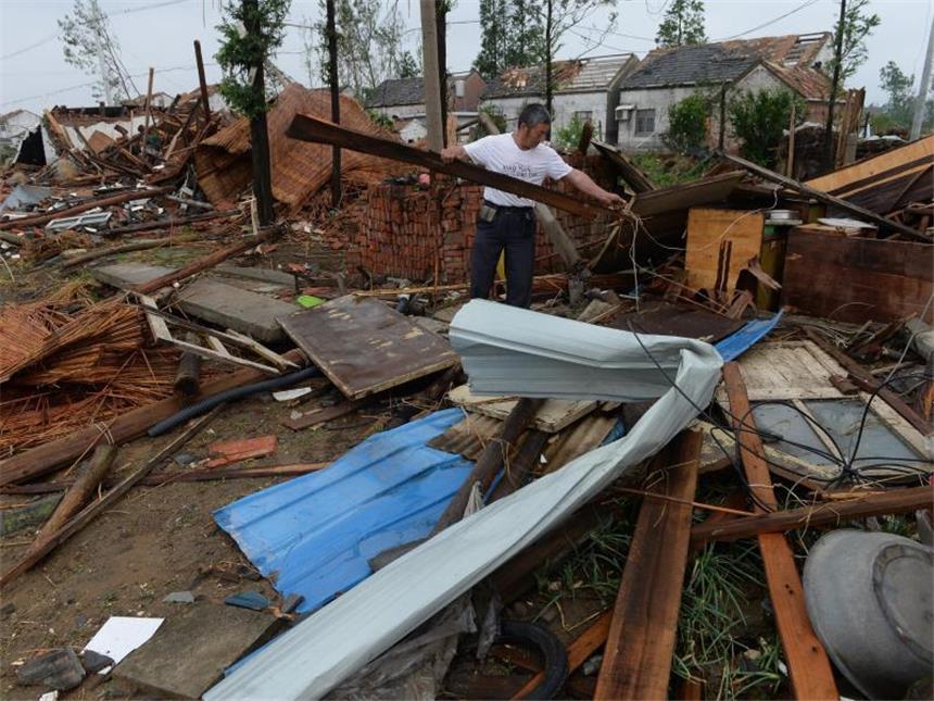 Nach Tornados in Ostchina: «Die Schäden sind schrecklich» Unwetter und ein Tornado haben in Teilen Chinas große Zerstörungen verursacht. Foto: Xi Li