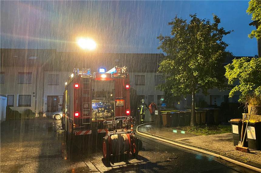 Unwettertief Xero hat für hunderte Einsatz in der Nacht auf Mittwoch (30.6.) gesorgt. Hier: Ein Hilfeleistungslöschfahrzeug vor einem betroffenen Wohnhaus.
