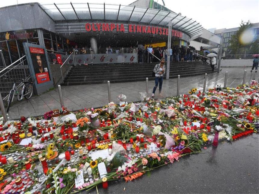 Merkel und Gauck bei Trauerfeier der Opfer des Amoklaufs Unzählige Blumen und Kerzen liegen vor dem Olympia-Einkaufszentrum in München nach dem Amoklauf in München. Foto: Peter Kneffel/Archiv