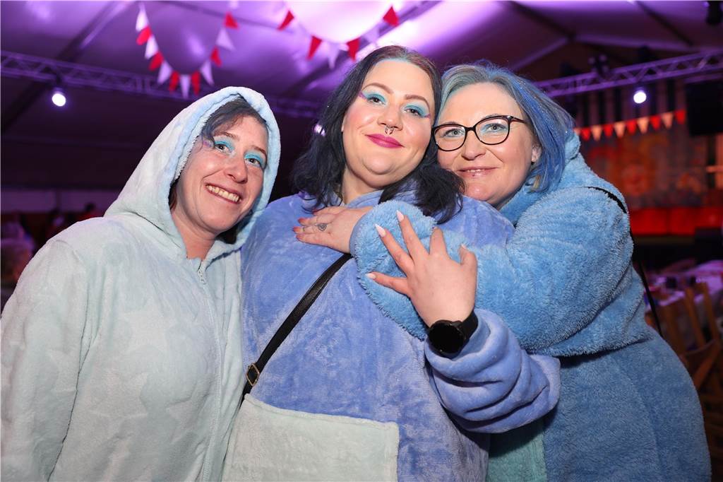 Party an Weiberfastnacht: Viele Bilder: Unzählige Jecken feierten ausgelassen Unzählige Jecken feierten im Festzelt am Campus in Selm die Weiberfastnacht.