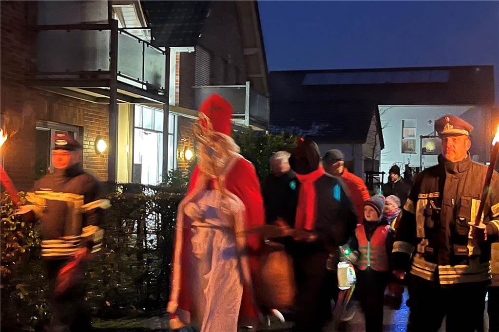Viele Fotos vom Nikolaus in Legden: Kinder freuen sich über Stutenkerl