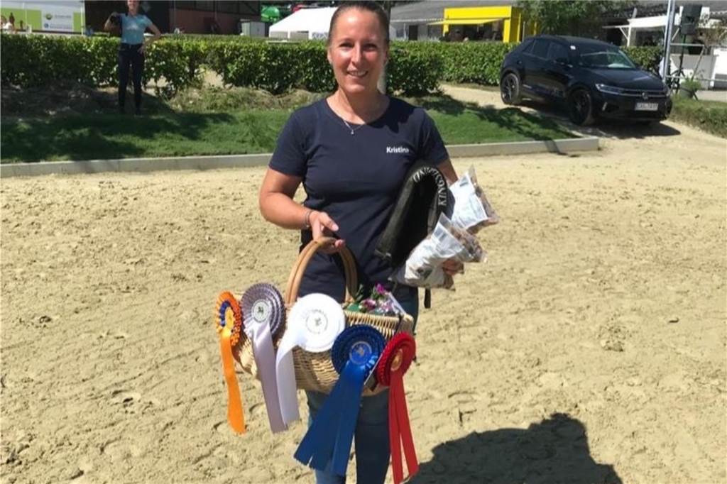 Kristina Kerlen: Am stallfreien Tag ist Zeit für die Doktorarbeit Kristina Kerlen auf dem Reitplatz.