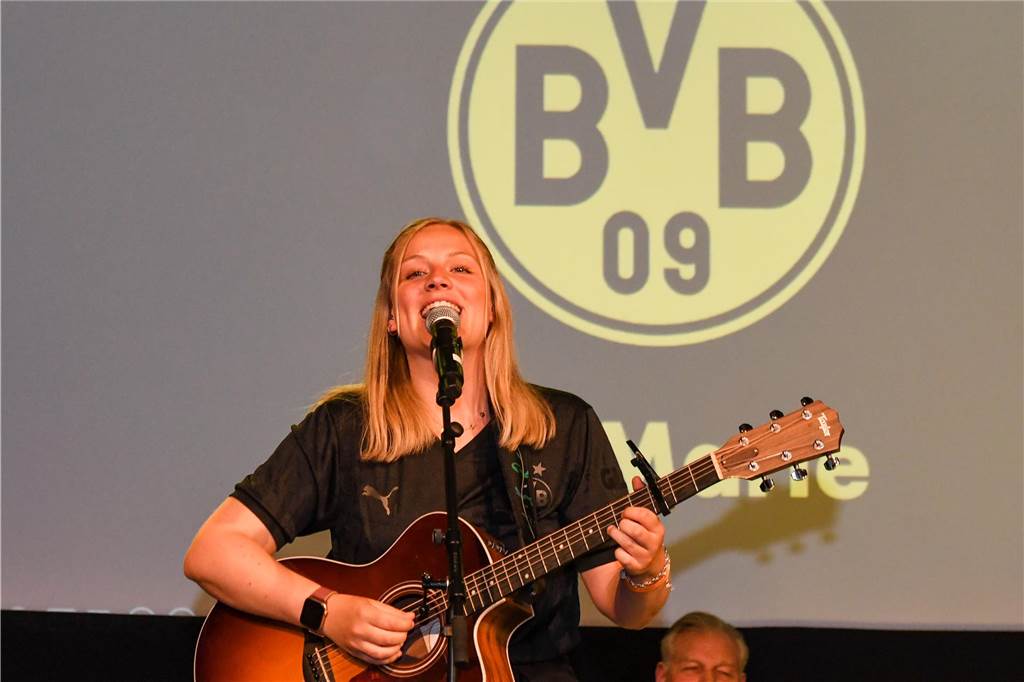 Jo Marie Dominiak bei einem Auftritt für den BVB