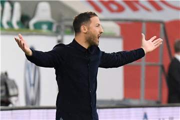 Unzufrieden: Schalke-Trainer Domenico Tedesco fand am Sonntag keine Freude an seiner Mannschaft.