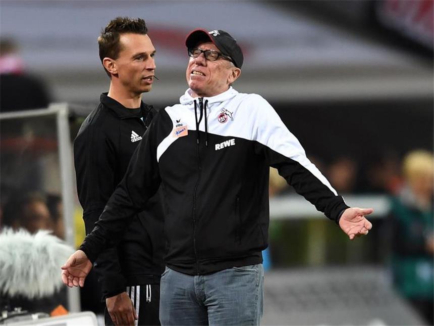 1. FC Köln vor Bundesliga-Negativrekord Unzufrieden und selbstkritisch: Köln-Trainer Peter Stöger. Foto: Federico Gambarini