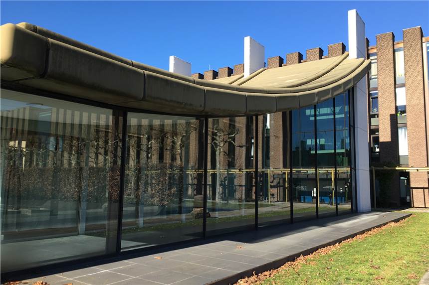 Schönstes Rathaus in NRW: Hier stimmt man für Castrop-Rauxels Architekten-Meisterwerk Die Architektur des Castrop-Rauxeler Rathauses mit dem Ratssaal (hier im Bild) und den beiden Hallen auf der anderen Seite ist architektonisch besonders.