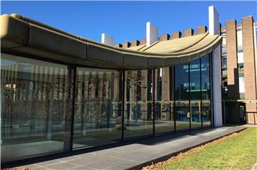 Die Architektur des Castrop-Rauxeler Rathauses mit dem Ratssaal (hier im Bild) und den beiden Hallen auf der anderen Seite ist architektonisch besonders.