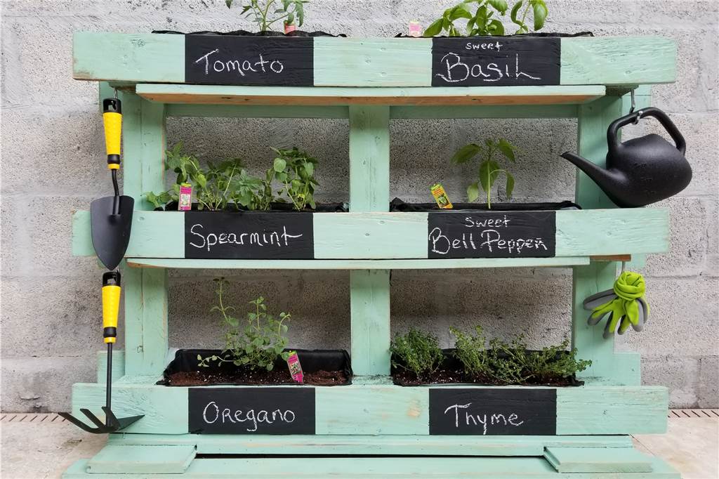 Wachsende Beliebtheit - Gemüse auf dem Balkon anpflanzen Upcycling: Eine alte Holzpalette wird zu einem Kräuterregal.