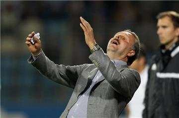 Ups! Peter Neururer hat falsch geparkt - und gleich mal 50 Autos blockiert.