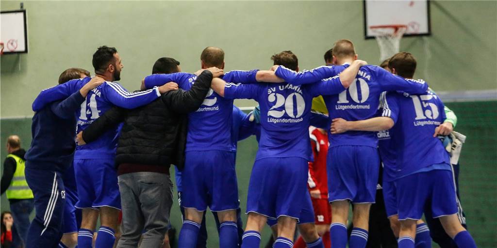Urania Lütgendortmund holt Bövinghausen-Aufstiegsheld – Ex-Verein ist „menschlich enttäuscht“ Spieler von Urania Lütgendortmund tanzen im Kreis.