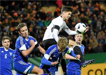urchsetzungsvermögen beweist Julian Weigl hier im Spiel der deutschen U 21 gegen die Färöer. Auch in Dortmund hat der Bayer bewiesen, dass er sich gegen teils hochklassige Konkurrenz behaupten kann.