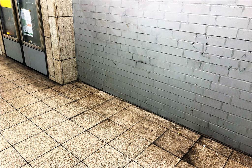 „Richtig peinlich“: Dortmunder schämen sich für ihren S-Bahnhof Urin und Dreck haben sich in den Boden und die Wände der S-Bahn-Station gefressen.