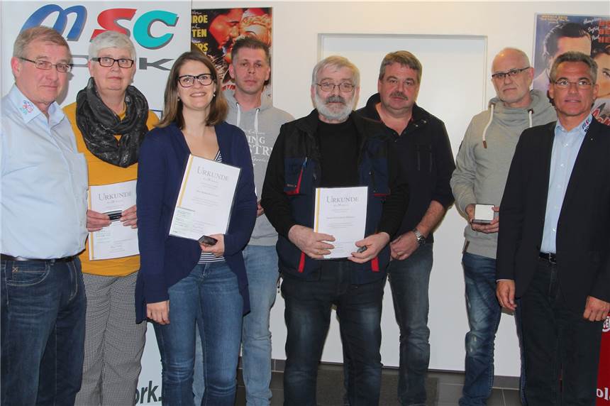 Jürgen Hieke geht in seine nächste Amtszeit als MSC-Vorsitzender Urkunden und Ehrennadeln erhielten Gabriele Schlüter, Maren Schlüter, Christoph Florner, Franz-Josef Homann, Frank Bukowski und Martin Funhoff (v.l.) vom Vorsitzenden Jürgen Hieke (r.) und seinem Stellvertreter Jürgen Schlüter (l.)