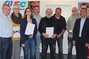 Urkunden und Ehrennadeln erhielten Gabriele Schlüter, Maren Schlüter, Christoph Florner, Franz-Josef Homann, Frank Bukowski und Martin Funhoff (v.l.) vom Vorsitzenden Jürgen Hieke (r.) und seinem Stellvertreter Jürgen Schlüter (l.)