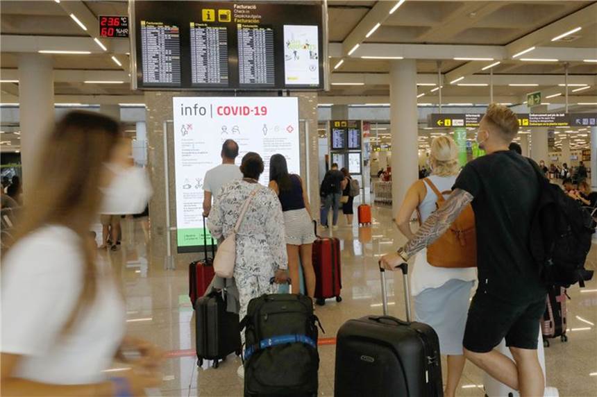 Ganz Spanien ab Sonntag kein Corona-Hochrisikogebiet mehr Urlauber im Abflugbereich des Flughafens von Palma de Mallorca.