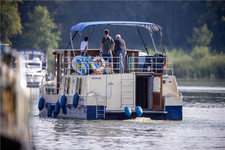 Ansturm auf Hausboote wegen Corona – doch Branche hat mit Folgen der Krise zu kämpfen Urlauber steuern beim Einführungskurs ein Hausboot des Vermieters Kuhnle-Tours durch den Müritz-Hafen.