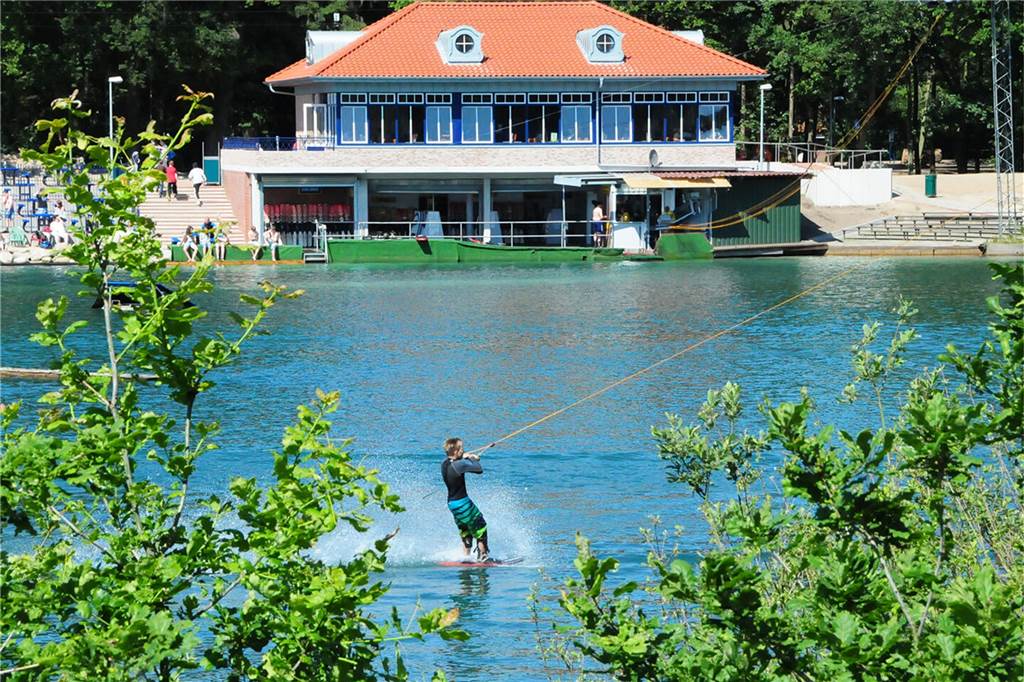Ferienzentrum Schloss Dankern: Ein Paradies mitten im Emsland Urlaubsfeeling pur: Bei einer Runde Wasserski kann man die Seele baumeln lassen.