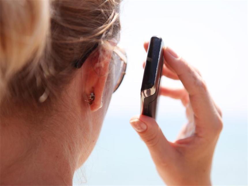 Telefonie im Ausland: Das bieten die Netzbetreiber Urlaubsgrüße per Telefon durchgeben, kann teuer werden. Deshalb sollten sich Verbraucher über spezielle Tarife für Auslandstelefonie und Roaming informieren. Foto: Friso Gentsch