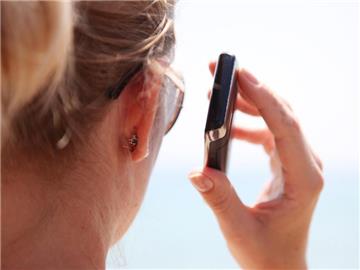 Urlaubsgrüße per Telefon durchgeben, kann teuer werden. Deshalb sollten sich Verbraucher über spezielle Tarife für Auslandstelefonie und Roaming informieren. Foto: Friso Gentsch