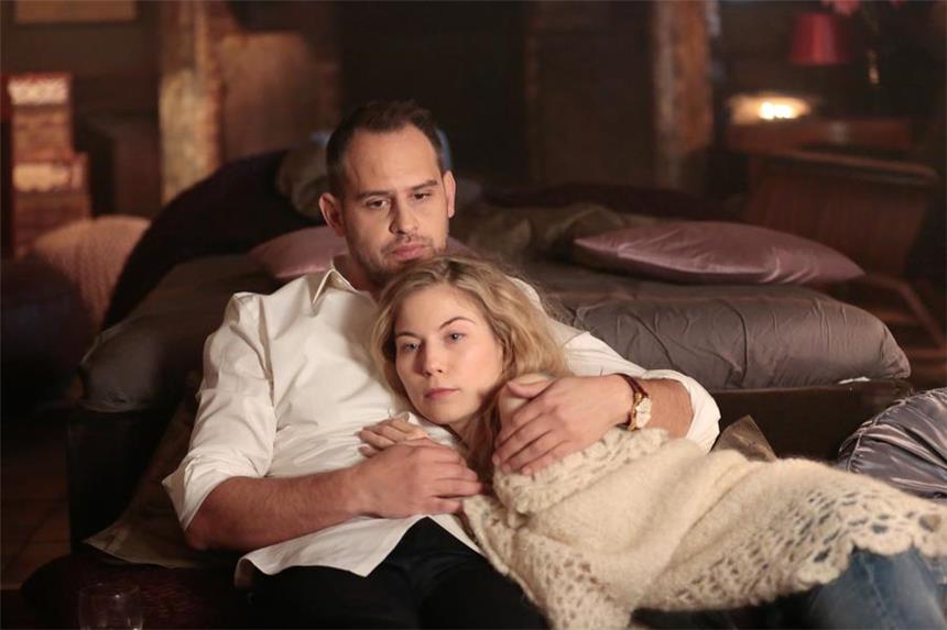 Filmfestival startet mit „Die dunkle Seite des Mondes“ Urs Blank (Moritz Bleibtreu) lässt sich vollkommen auf seine neue Geliebte Lucille (Nora von Waldstätten) ein. Ein gefährlicher Lebenswandel beginnt.