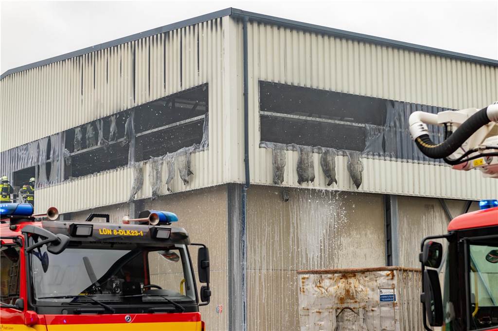 Hoher Schaden nach Brand bei Remondis: „Mittlerer sechsstelliger Betrag“ Feuer bei Remondis in Lünen.