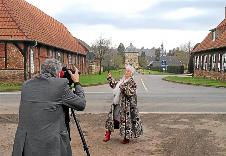 Ein "geiler" Auftritt von Ursel Kipp Ursel Kipp beim Dreh von "Geiles Dorsten" vor Schloss Lembeck: Der WDR kam aufgrund dieses Videos auf die musikalische Dorstenerin und lud sie zum NRW-Duell ein.