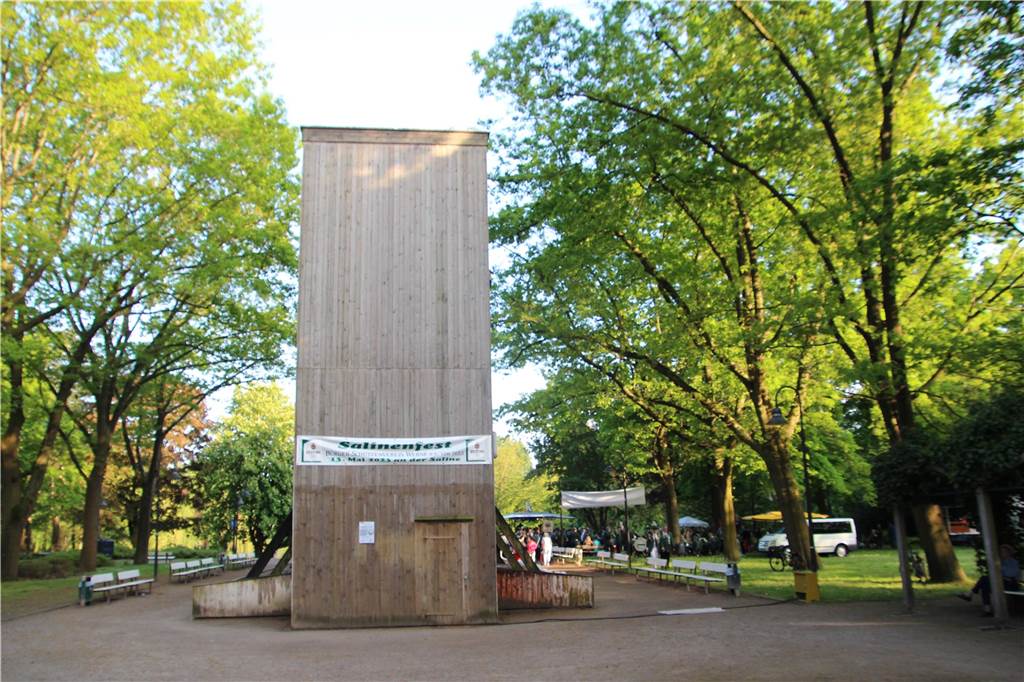 Ursprünglich fand das Mai-Fest (oft auch: Maibock-Fest) der Bürgerschützen in der Innenstadt statt. Bereits seit vielen Jahren haben sie zum Feiern aber einen besseren Ort gefunden: die Saline am Stadtsee. Daher der Name: Salinenfest. 