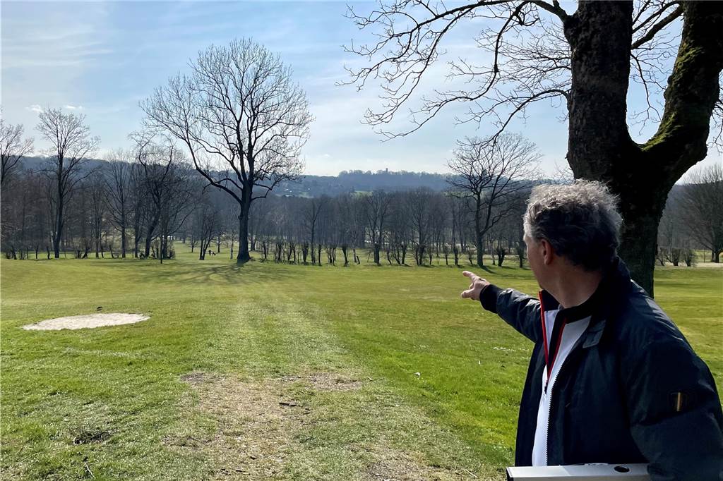 Ursprünglich reichten die Baumreihen noch ein ganzes Stück weiter. Der Blick durch die Allee ins Tal und auf den Syberg ist aber noch immer einzigartig.