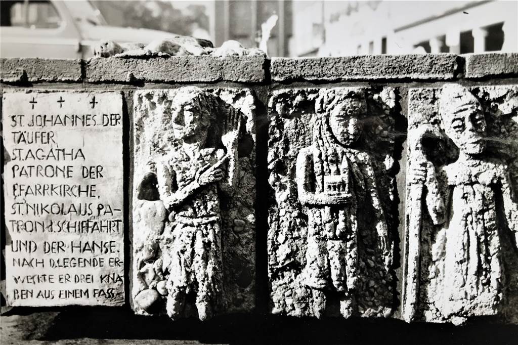Front gegen Dauer-Abbau des Stadtbrunnens auf dem Marktplatz wächst Ursprünglich waren die Relief-Figuren sehr plastisch, später verwitterten sie mehr und mehr.