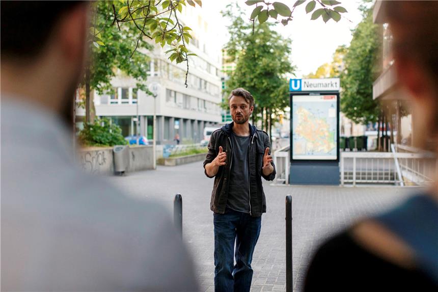 Theater im Land der Drogen Ursprunglich wurde das Stück als Street-Perfomance im öffentlichen Raum rund um den Kölner Neumarkt aufgeführt.