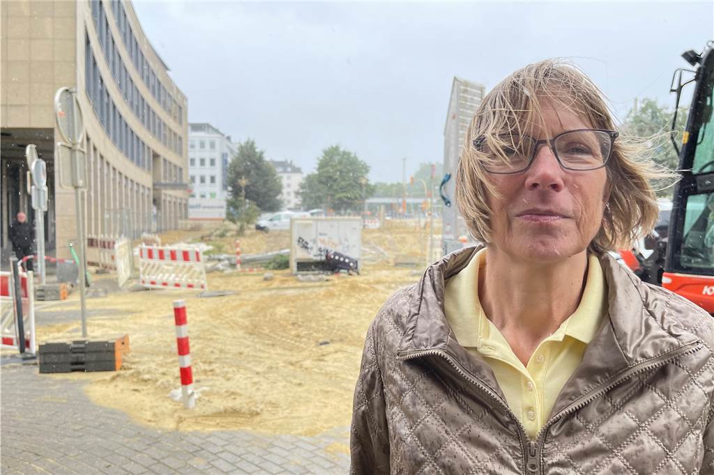 Schäden nach der Bomben-Sprengung: „Jetzt fängt man wieder von vorne an“ Ursula Andernach hat noch keine Information von der Stadt erhalten, wer für die Schäden an ihrem Haus aufkommt.
