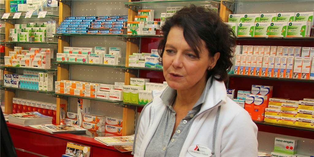 Medikamente gegen Fieber und Krebs sind in Werner Apotheken knapp Frau vor Medikamenten
