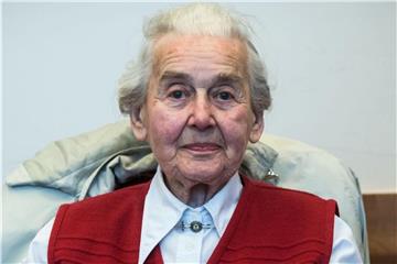Ursula Haverbeck sitzt im Verhandlungssaal im Landgericht. Foto: Bernd Thissen/Archiv