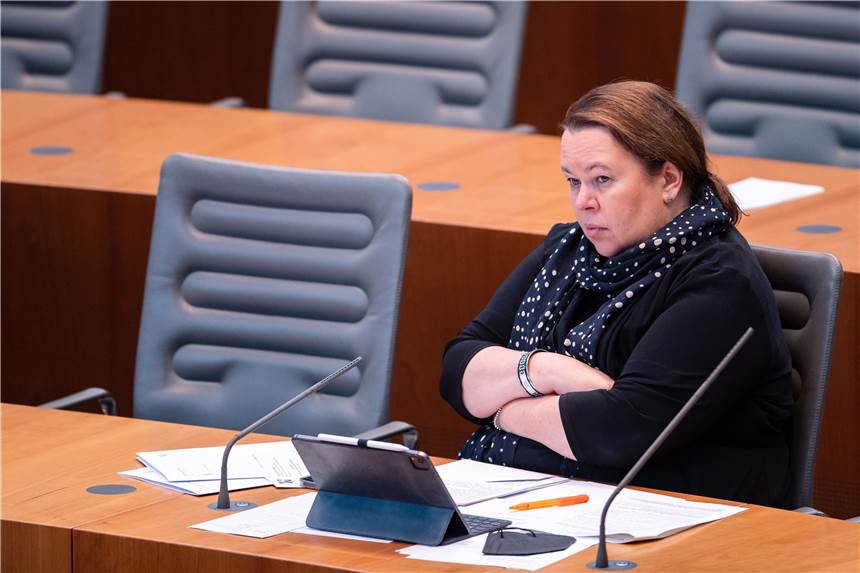 Nach Rücktritt von Heinen-Esser: NRW-Landesregierung gibt Nachfolge bekannt Ursula Heinen-Esser (CDU), ehemalige Umweltministerin von Nordrhein-Westfalen, sitzt im Landtag auf der Regierungsbank.