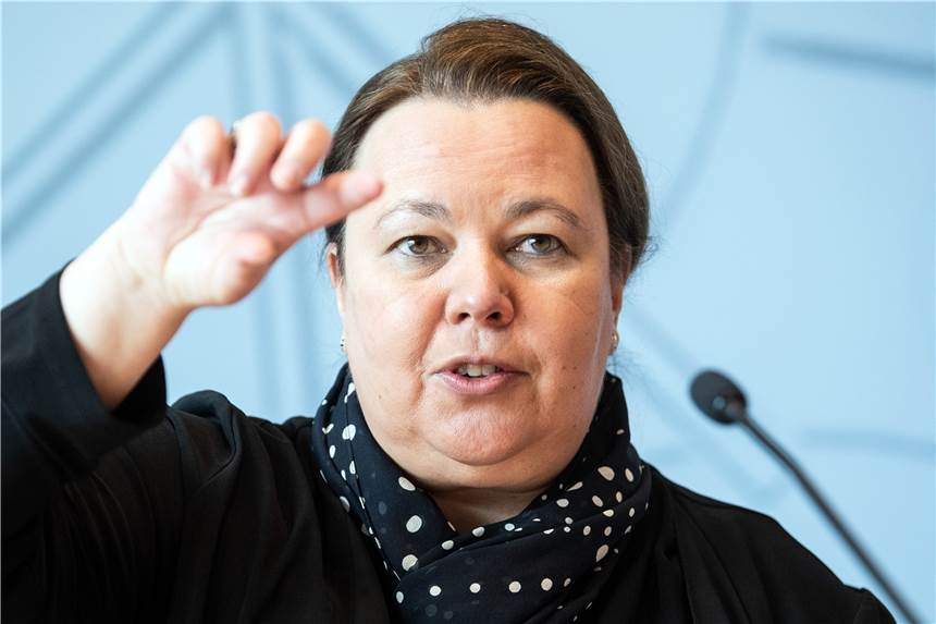 Re-Live: Umweltministerin Heinen-Esser zur aktuellen Lage in NRW Ursula Heinen-Esser (CDU), Umweltministerin von Nordrhein-Westfalen, spricht während einer Pressekonferenz.