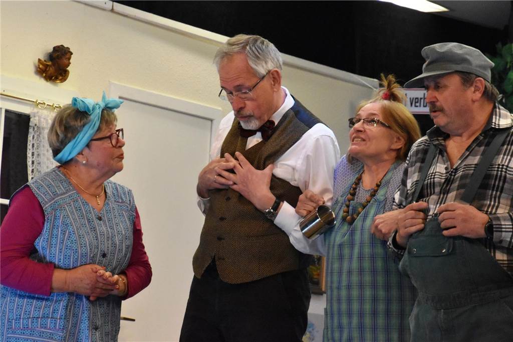 Ursula Hortig, Horst Riehl, Barbara Scherle undJürgen Siegerink (v.li.) füllen ihre Rollen voll aus.