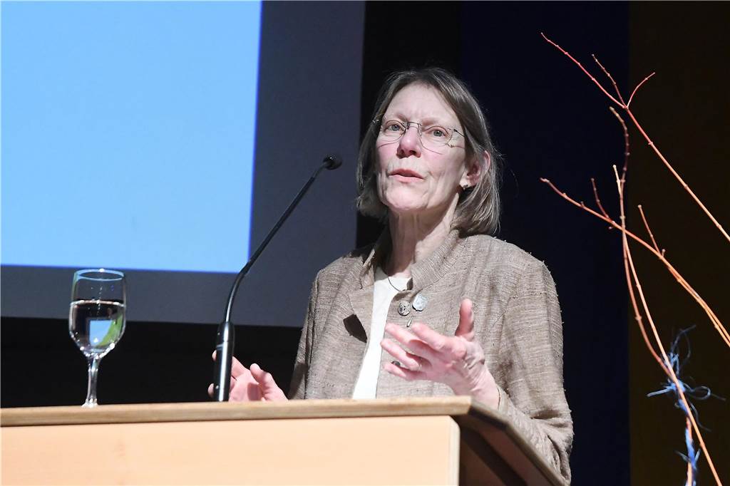 Ursula Kathriner steht am Rednerpult in der Europahalle.