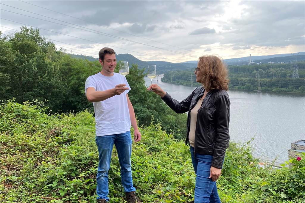 Weinberg entsteht über dem Hengsteysee: Biowein vom Koepchenwerk Elias Sturm und Ursula Mehrfeld, Geschäftsführerin der Stiftung Industriedenkmalpflege und Geschichtskultur, stoßen am Hang des Koepchenwerks auf das project:vino an.