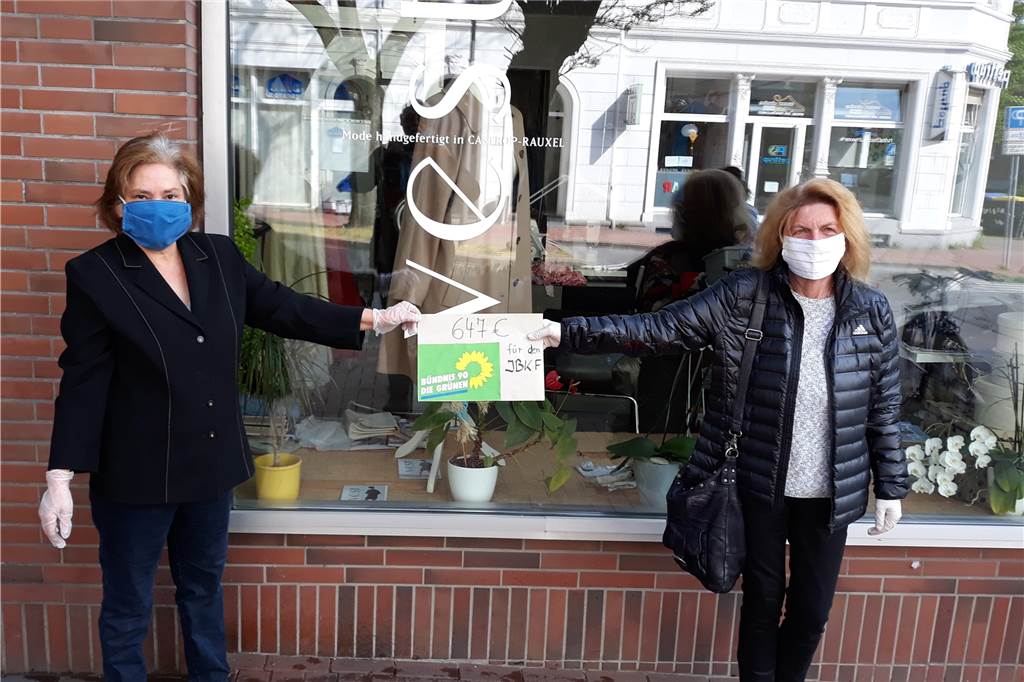 Ursula Mintrop von den Grünen (r.) übergab den Spendenscheck mit Corona-Abstand an Ruziye Malkus vom Internationalen Bildungs- und Kulturverein für Frauen (IBKF).
