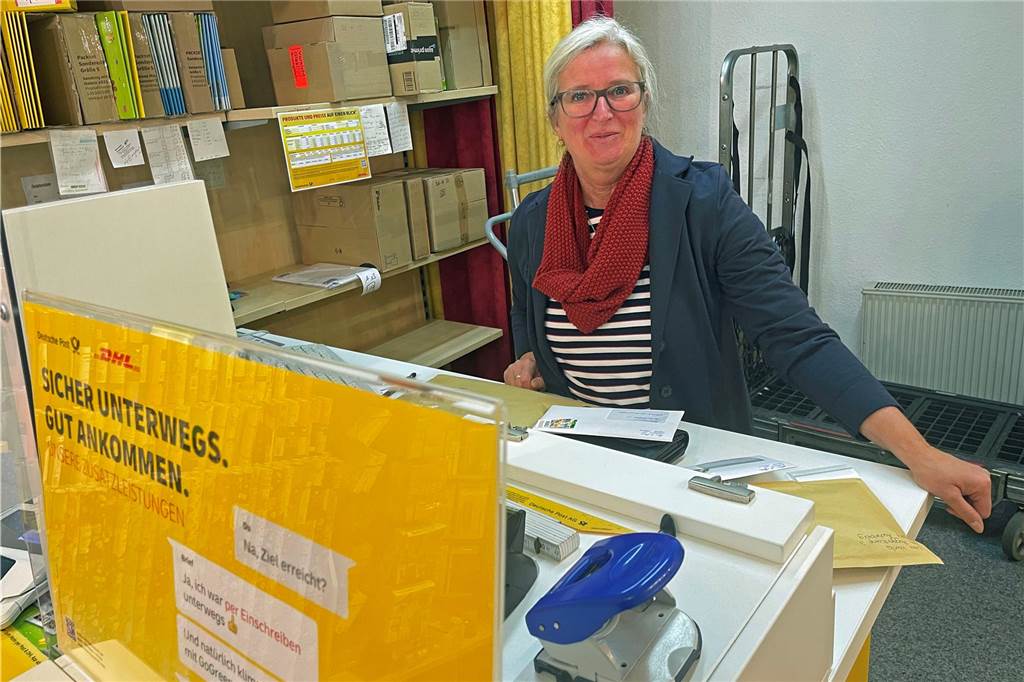 Neue Postfiliale verzögert sich: Aber es gibt eine Zwischenlösung Ursula Mors bedient auf diesem Archivfoto in der Postfiliale von Schreibwaren Angelkort. Eine Nachfolge-Lösung gestaltet sich schwierig.