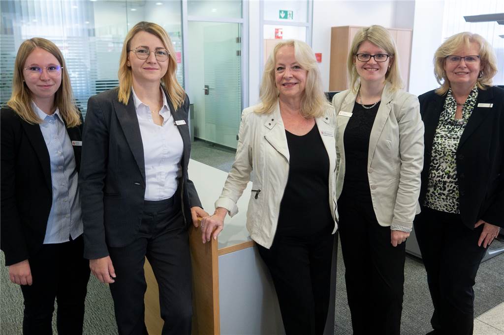 Selbst Bankräuber haben Ursula Osthushenrich aus Datteln nicht abgeschreckt Ursula Osthushenrich inmitten ihrer Kolleginnen von der Filiale der Sparkasse Meckinghoven (v.l.): Natalie Sorré, Sylvia Reif, Kimberly Rathkamp und Susanne Bucher.
