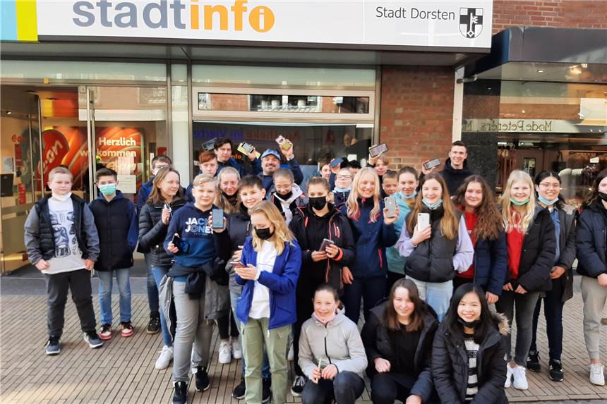 Kinder können Dorsten kennenlernen und virtuell das Glücksei fangen Kinder vor der Dorstener Stadtinfo.
