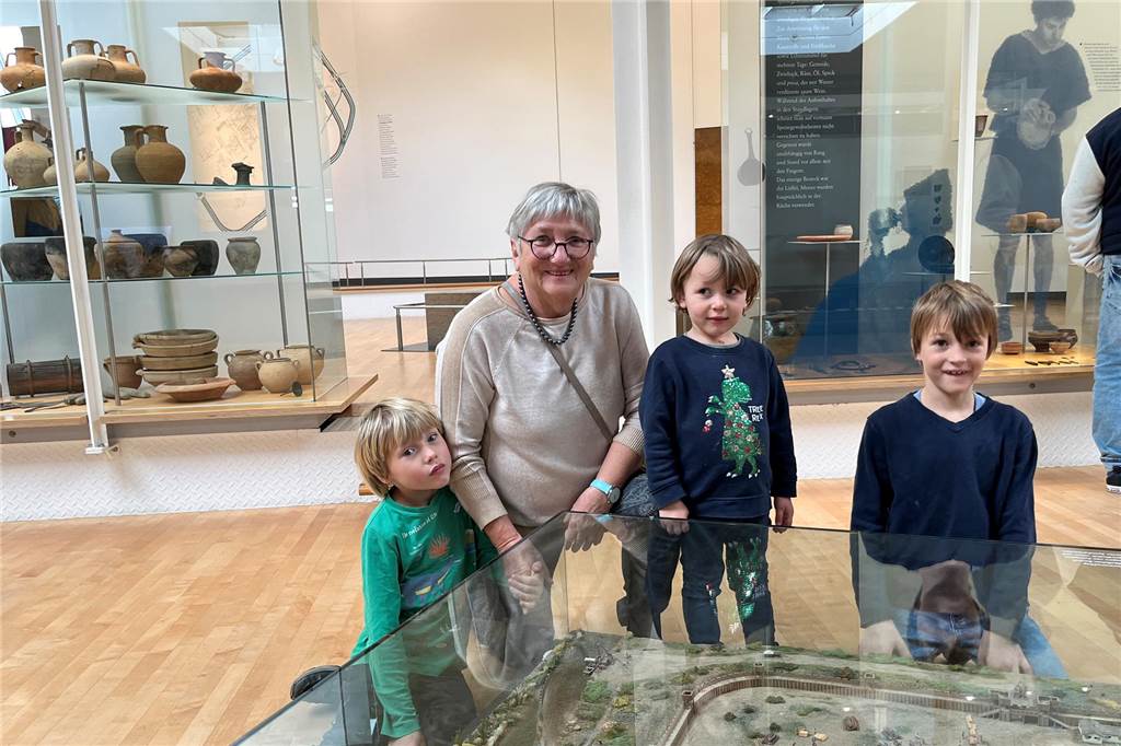 Gut besuchte Geburtstagsfeier im Römermuseum: „Römer gehen immer“ Ursula Recker aus Münster nahm ihre drei Enkelkinder Oscar (l.), Anton (M.) und Julian (r.) mit zum Römermuseum nach Haltern.