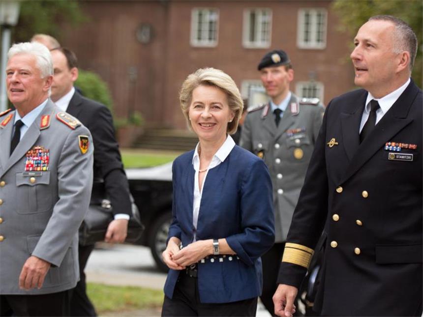 Bundeswehr arbeitet am Umgang mit ihrer Tradition Ursula von der Leyen an der Führungsakademie der Bundeswehr in Hamburg. Foto: Daniel Reinhardt