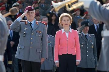 Ursula von der Leyen mit Generalinspekteur Eberhard Zorn: Die Verteidigungsministerin meldet erheblichen Mehrbedarf an. Foto: Kay Nietfeld