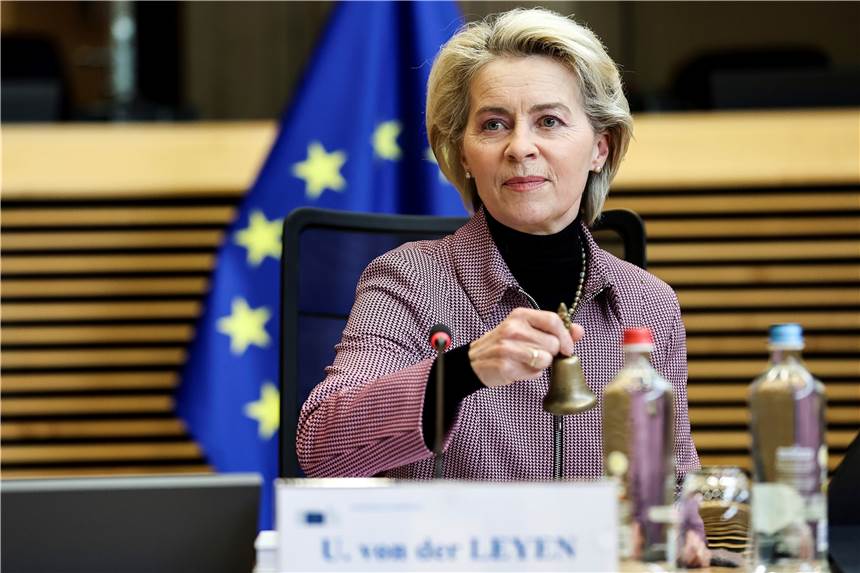 Gesetz gegen Hetze im Internet: EU verkündet „historische Einigung“ Ursula von der Leyen, Präsidentin der Europäischen Kommission, läutet eine Glocke, um den Beginn der wöchentlichen Sitzung des Kollegiums der Europäischen Kommission am EU-Hauptsitz zu signalisieren.