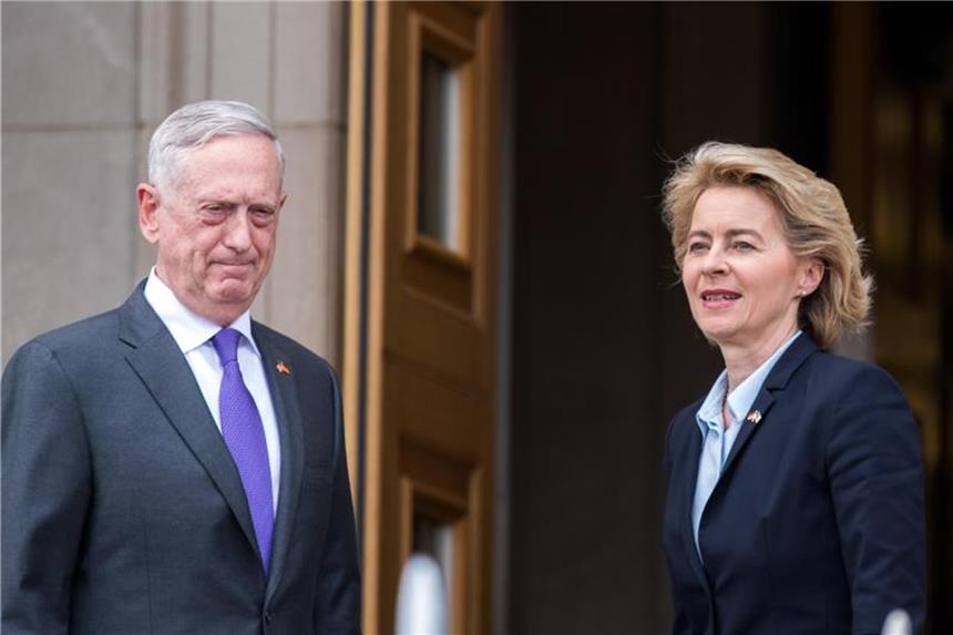 Von der Leyen rügt Trumps „Kommentare vom Spielfeldrand“ Ursula von der Leyen wird vom US-Verteidigungsminister James Mattis begrüßt. Die CDU-Ministerin besucht die USA unter schwierigen Vorzeichen. Washington und Berlin streiten seit Monaten über die Höhe der Verteidigungsausgaben innerhalb der Nato und die Lastenteilung im Bündnis. Foto: Jens Büttner